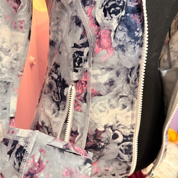 New w/o tags LuLu Women's full zip define Jacket.
Still in stores. - Picture 7 of 10